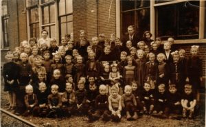 Figuur 2. Foto uit 1953, nog met de kinderen uit Schipborg. Elders op de website is deze foto te vinden met de naen van alle kinderen.