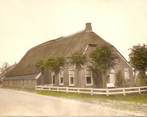 Boerderij Annerweg 2 toen bewoond door Piet en Freekje Boer.jpg