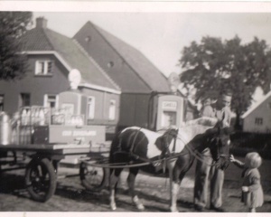 Stadman de melkboer bij de benzinepomp van Stadman, 1958.JPG