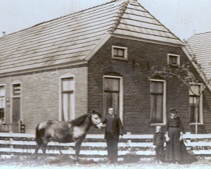 Koopman,bakkerij ca 1917 met paard Jans en vrouw Aaltje met zoon Jan.jpg